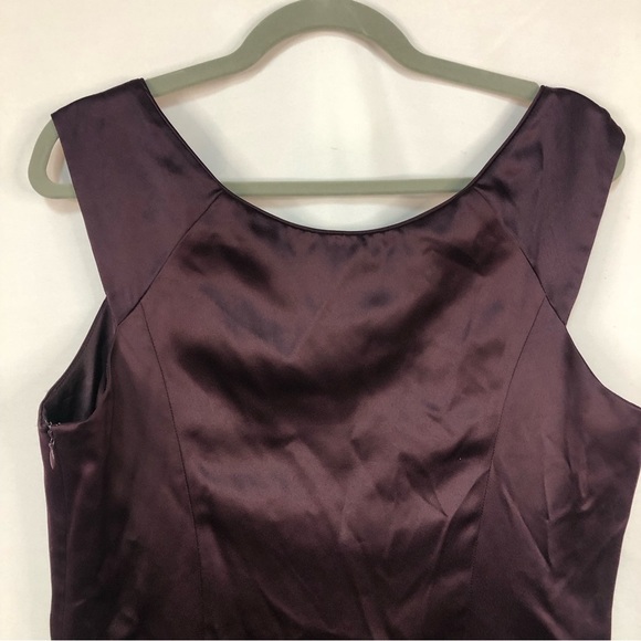 Tahari Women’s Dress Plum Satin Sleeveless Scoop Neckline Fitted Classic Style - Picture 3 of 8